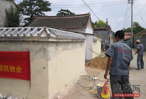 【商丘日?qǐng)?bào)】民權(quán)縣白云寺鎮(zhèn)李崗村村民在栽種小香蔥 【商丘日?qǐng)?bào)】民權(quán)縣白云寺鎮(zhèn)李崗村村民在栽種小香蔥