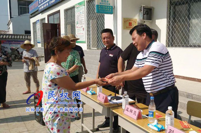 副縣長(zhǎng)孟祥亮出席伯黨鄉(xiāng)社會(huì)扶貧公益超市資助星級(jí)文明戶(hù)啟動(dòng)儀式 副縣長(zhǎng)孟祥亮出席伯黨鄉(xiāng)社會(huì)扶貧公益超市資助星級(jí)文明戶(hù)啟動(dòng)儀式