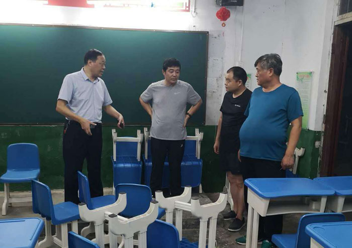 開學第一天:縣教體局班子成員帶隊深入學校檢查開學情況 開學第一天:縣教體局班子成員帶隊深入學校檢查開學情況