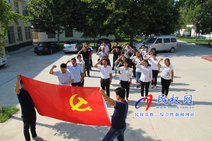 花園鄉(xiāng):主題黨日活動促掃黑除惡專項斗爭縱深推進 花園鄉(xiāng):主題黨日活動促掃黑除惡專項斗爭縱深推進