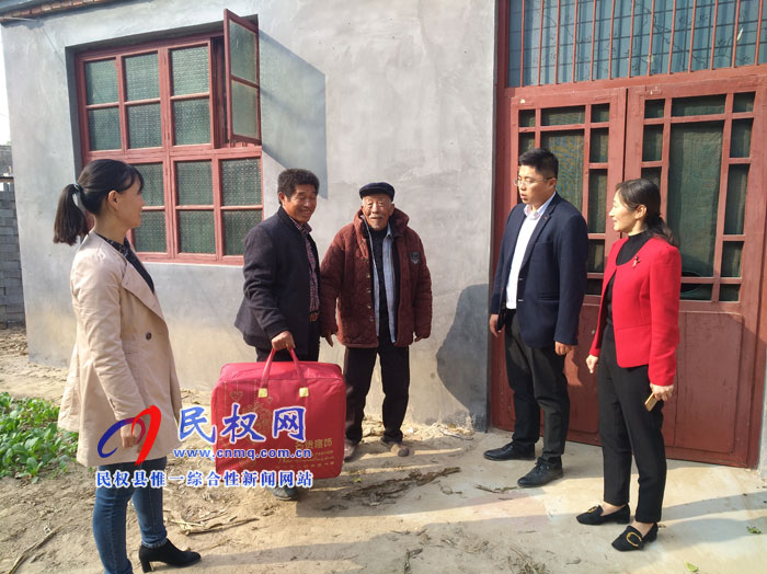 團(tuán)委、婦聯(lián)“扶貧日”走訪慰問貧困戶