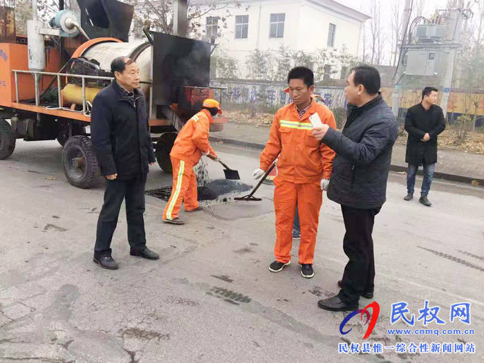 公路局積極開展公路養(yǎng)護挖補工程 公路局積極開展公路養(yǎng)護挖補工程