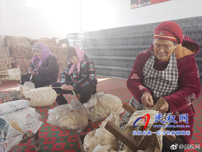 老顏集鄉(xiāng):手工藝品扶貧車間  編織美好幸福生活 老顏集鄉(xiāng):手工藝品扶貧車間  編織美好幸福生活