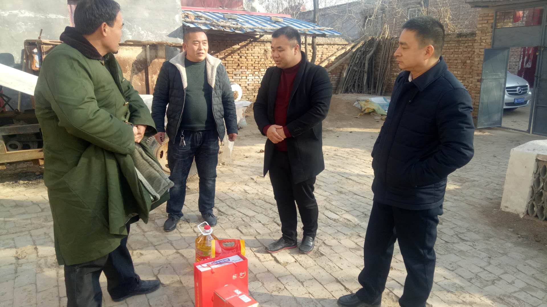 豐之茂氣體項(xiàng)目負(fù)責(zé)人到北關(guān)鎮(zhèn)慰問(wèn)貧困戶(hù) 豐之茂氣體項(xiàng)目負(fù)責(zé)人到北關(guān)鎮(zhèn)慰問(wèn)貧困戶(hù)