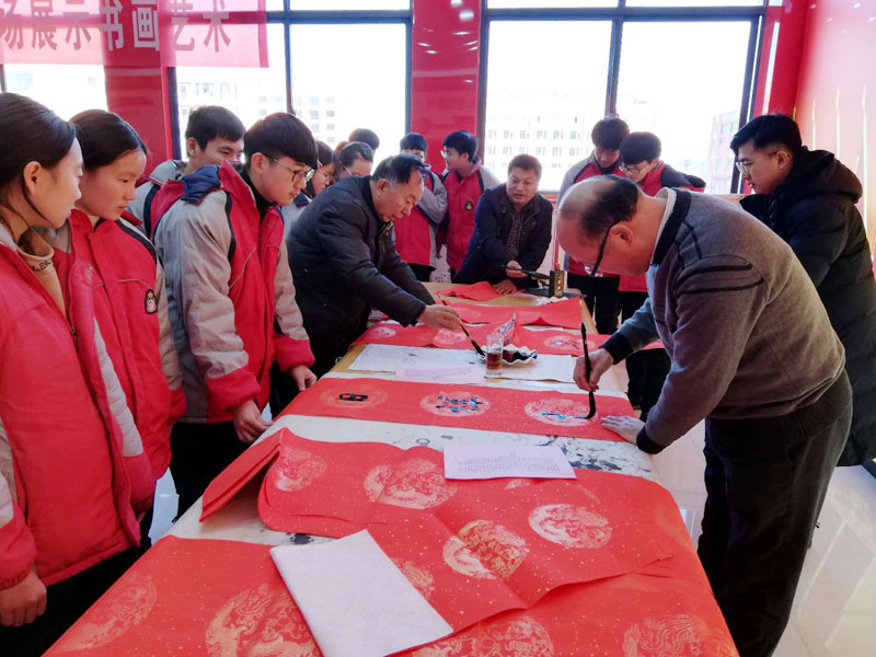 書畫協(xié)會名家進(jìn)育才  義寫春聯(lián)弘揚(yáng)書畫藝術(shù) 書畫協(xié)會名家進(jìn)育才  義寫春聯(lián)弘揚(yáng)書畫藝術(shù)