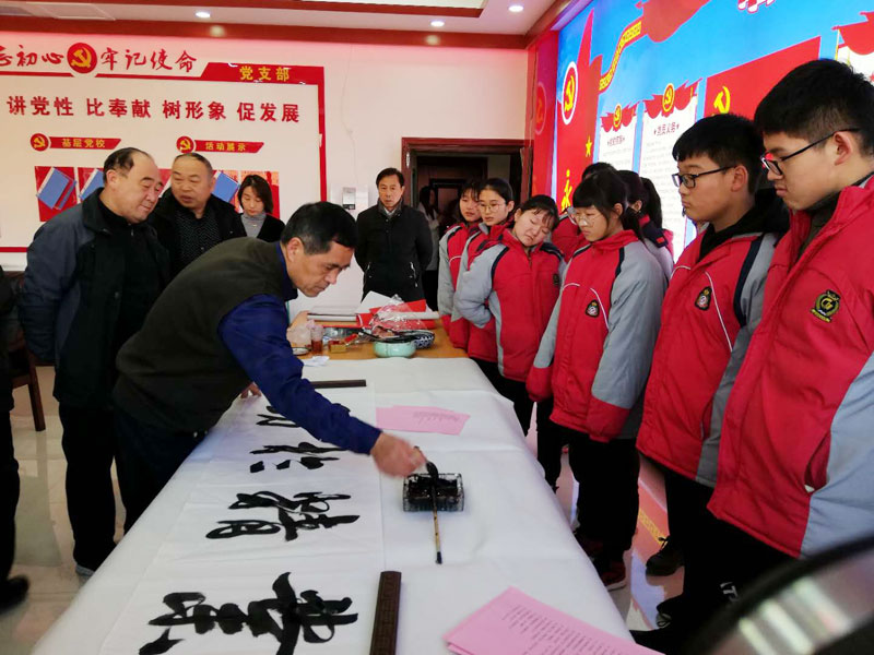 書畫協(xié)會名家進(jìn)育才  義寫春聯(lián)弘揚(yáng)書畫藝術(shù) 書畫協(xié)會名家進(jìn)育才  義寫春聯(lián)弘揚(yáng)書畫藝術(shù)
