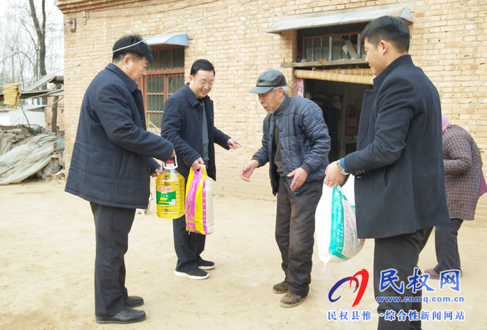 民權(quán)高新區(qū)情系貧困戶 慰問暖人心 民權(quán)高新區(qū)情系貧困戶 慰問暖人心