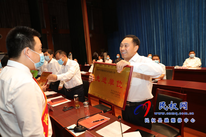 全縣三級(jí)干部大會(huì)暨脫貧攻堅(jiān)推進(jìn)會(huì)在縣人民藝術(shù)中心召開(kāi)