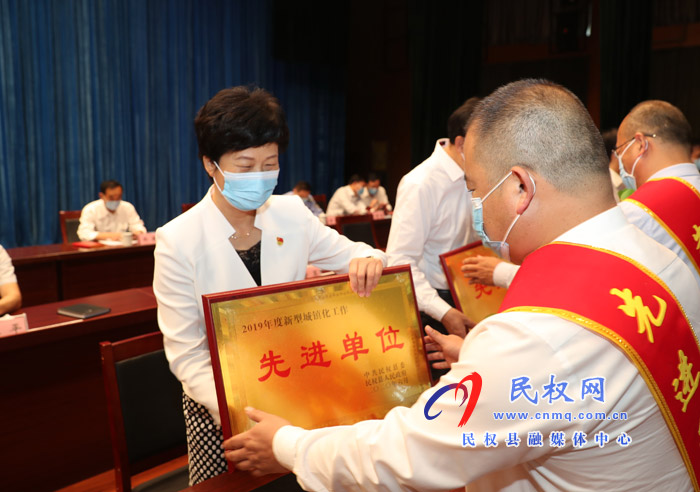 全縣三級(jí)干部大會(huì)暨脫貧攻堅(jiān)推進(jìn)會(huì)在縣人民藝術(shù)中心召開(kāi)