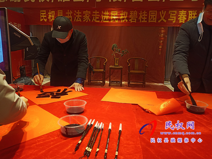 書法藝術(shù)家  福送千萬家——義寫春聯(lián)活動啟動 書法藝術(shù)家  福送千萬家——義寫春聯(lián)活動啟動