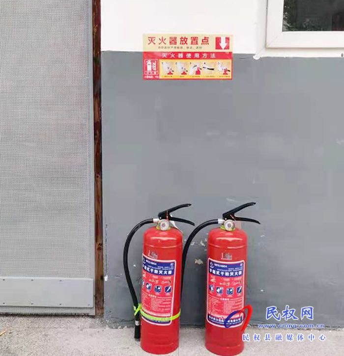野崗鎮(zhèn):小標(biāo)識(shí)大作用  干部幫助群眾張貼消防相關(guān)標(biāo)識(shí) 野崗鎮(zhèn):小標(biāo)識(shí)大作用  干部幫助群眾張貼消防相關(guān)標(biāo)識(shí)