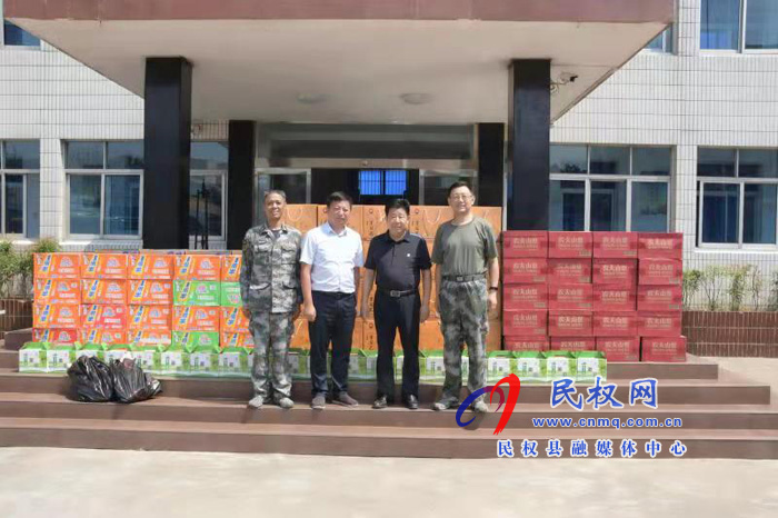 人和鎮(zhèn)到縣武裝部隊(duì)開展“八一”擁軍慰問活動(dòng) 人和鎮(zhèn)到縣武裝部隊(duì)開展“八一”擁軍慰問活動(dòng)