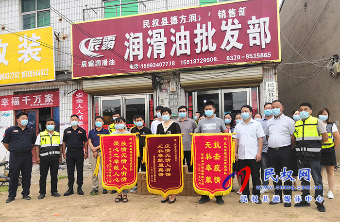 民權高新區(qū)科技統(tǒng)計局江傳英慰問斑馬隊員 民權高新區(qū)科技統(tǒng)計局江傳英慰問斑馬隊員