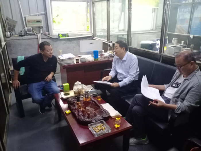縣規(guī)劃中心主任汪培明深入民權(quán)縣紅科電器有限公司開(kāi)展“萬(wàn)人助萬(wàn)企”活動(dòng) 縣規(guī)劃中心主任汪培明深入民權(quán)縣紅科電器有限公司開(kāi)展“萬(wàn)人助萬(wàn)企”活動(dòng)