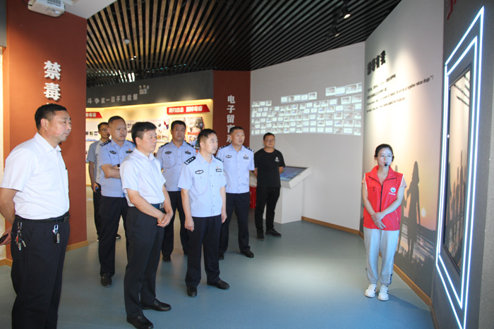 縣委常委、政法委書記陳鴻志到民權(quán)縣禁毒科普教育基地參觀指導(dǎo)