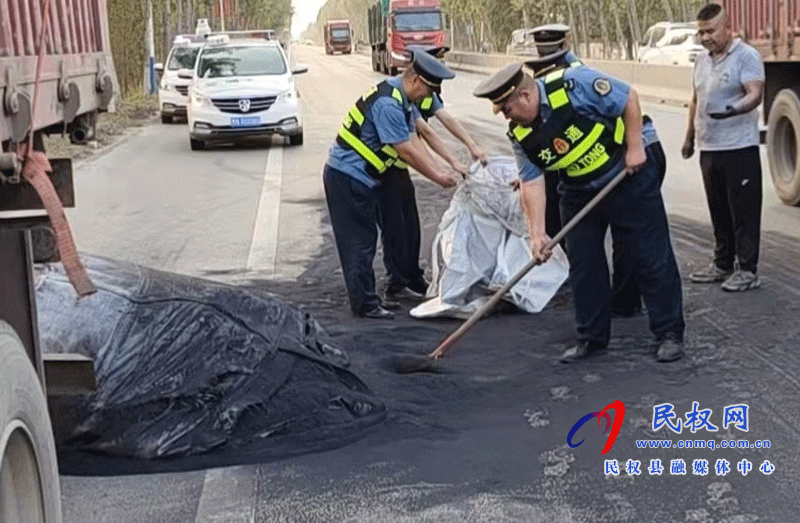 路遇貨物散落 交通執(zhí)法人員熱心援助 路遇貨物散落 交通執(zhí)法人員熱心援助