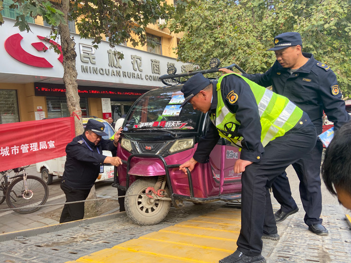 創(chuàng)建文明城  城管在行動——城市管理局:開展市容秩序整治助推文明城市創(chuàng)建 創(chuàng)建文明城  城管在行動——城市管理局:開展市容秩序整治助推文明城市創(chuàng)建