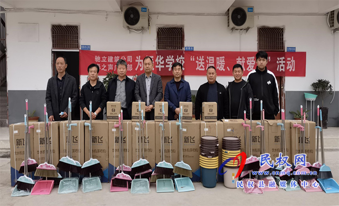 送溫暖 獻(xiàn)愛心 情暖秋日校園 送溫暖 獻(xiàn)愛心 情暖秋日校園
