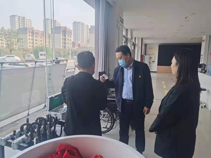縣委常委、組織部長(zhǎng)王義彬暗訪督導(dǎo)全國(guó)文明城市創(chuàng)建工作