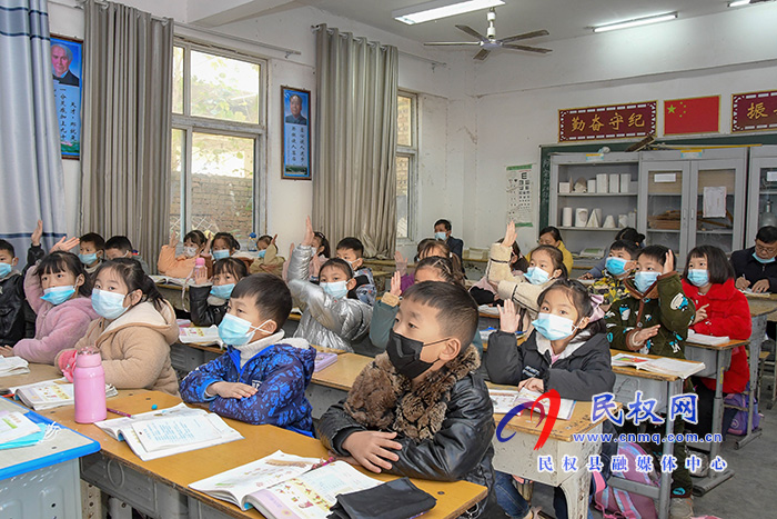 縣教研室走進(jìn)人和鎮(zhèn)中心小學(xué)聽課 縣教研室走進(jìn)人和鎮(zhèn)中心小學(xué)聽課
