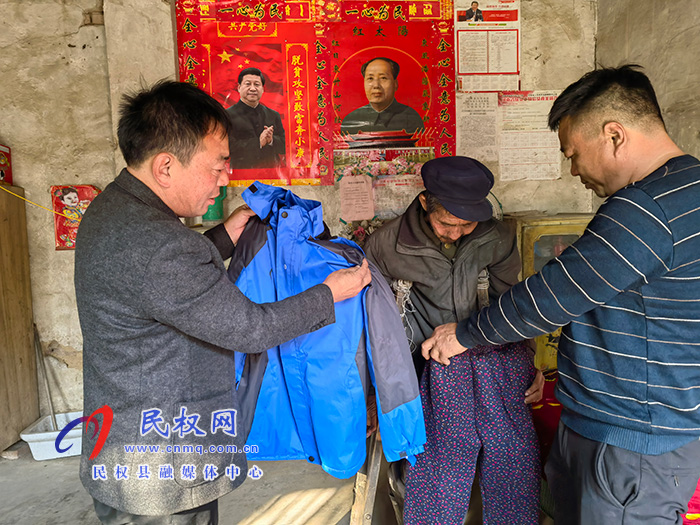 雙塔鎮(zhèn)冬日送溫暖棉衣助力貧困戶安穩(wěn)過冬 雙塔鎮(zhèn)冬日送溫暖棉衣助力貧困戶安穩(wěn)過冬