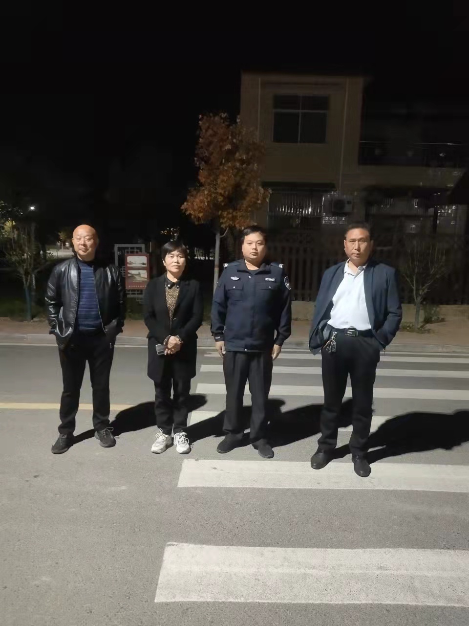 雙塔鎮(zhèn):法治平安再亮劍 警燈閃爍暖民心? 雙塔鎮(zhèn):法治平安再亮劍 警燈閃爍暖民心?