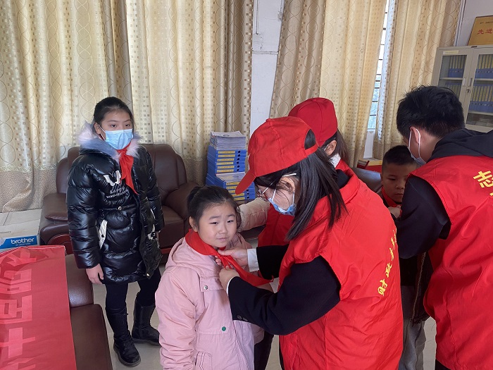 縣財(cái)政局組織志愿者慰問留守兒童 縣財(cái)政局組織志愿者慰問留守兒童