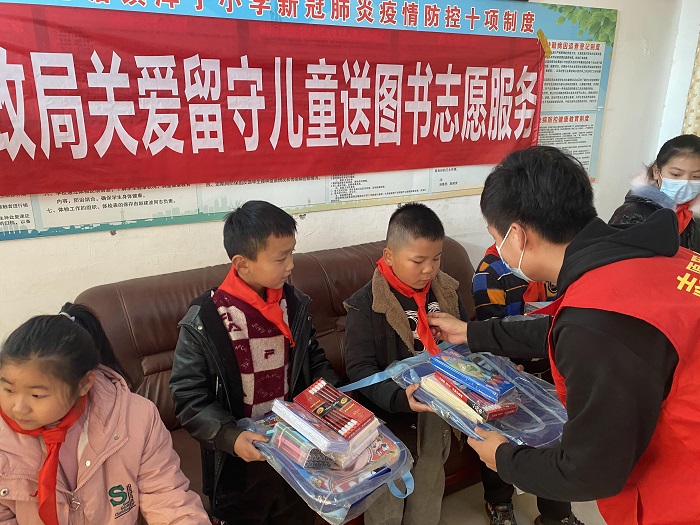 縣財(cái)政局組織志愿者慰問留守兒童 縣財(cái)政局組織志愿者慰問留守兒童