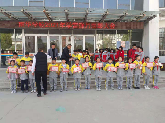 教體局:推進未成年人思想道德建設(shè)——引領(lǐng)青少年健康成長 教體局:推進未成年人思想道德建設(shè)——引領(lǐng)青少年健康成長