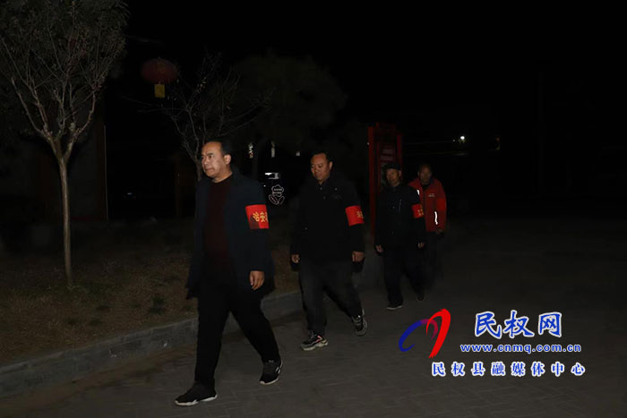 開展夜間巡邏 守護(hù)群眾安全 開展夜間巡邏 守護(hù)群眾安全