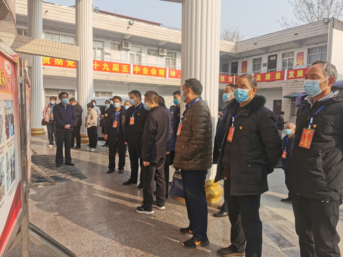 民權(quán)縣離退休黨工委、縣委老干部局組織我縣部分離退休干部黨支部書記和老干部工作者40余人赴柘城縣學(xué)習(xí)調(diào)研