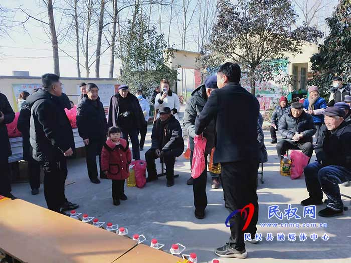 慰問村委高齡老人 真情關(guān)愛暖人心 慰問村委高齡老人 真情關(guān)愛暖人心