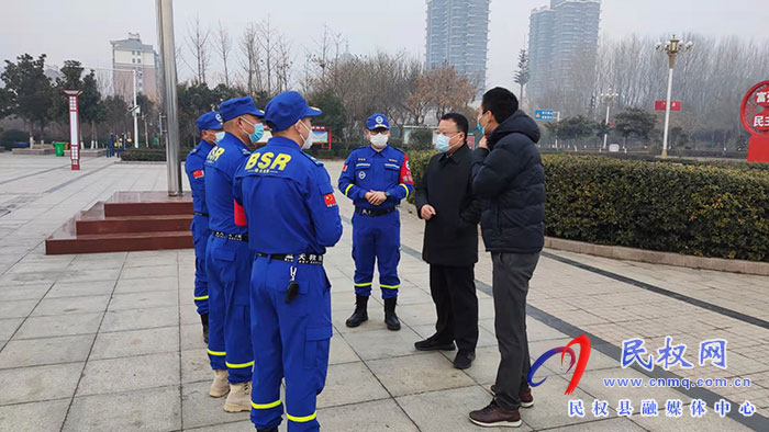 民權(quán)縣工商聯(lián)組織愛(ài)心企業(yè)慰問(wèn)縣藍(lán)天救援隊(duì) 民權(quán)縣工商聯(lián)組織愛(ài)心企業(yè)慰問(wèn)縣藍(lán)天救援隊(duì)