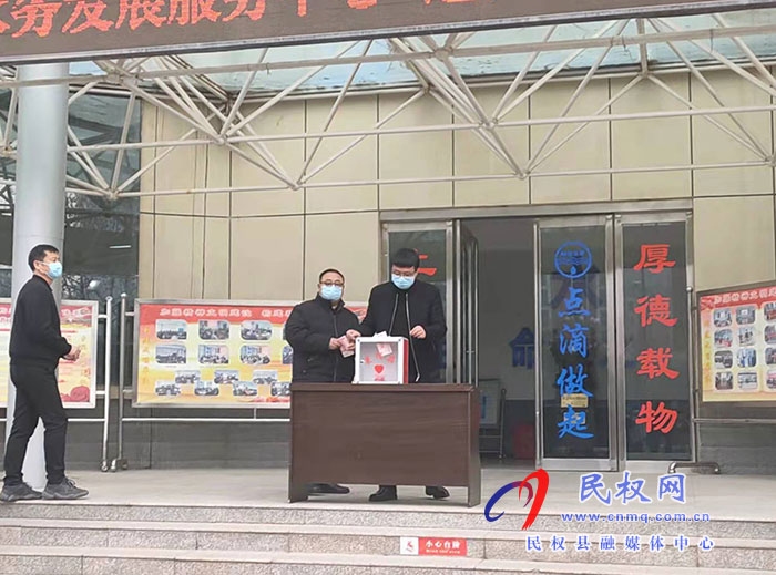 住建局水務(wù)發(fā)展服務(wù)中心開展“送溫暖、獻(xiàn)愛心”募捐活動