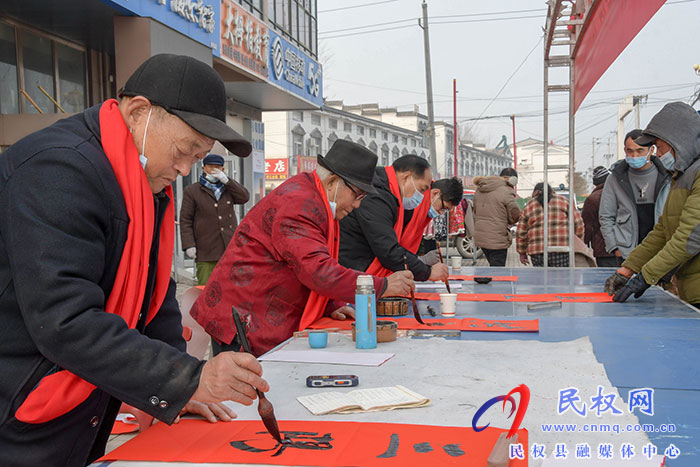 民權(quán)縣人和鎮(zhèn):義寫春聯(lián)送溫暖 濃濃墨香迎新春 民權(quán)縣人和鎮(zhèn):義寫春聯(lián)送溫暖 濃濃墨香迎新春