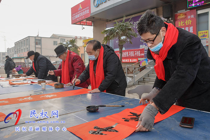 民權(quán)縣人和鎮(zhèn):義寫春聯(lián)送溫暖 濃濃墨香迎新春 民權(quán)縣人和鎮(zhèn):義寫春聯(lián)送溫暖 濃濃墨香迎新春