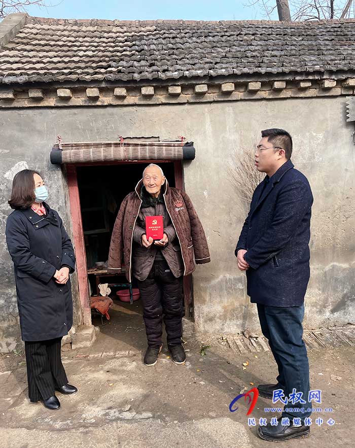 團(tuán)委、婦聯(lián)節(jié)前慰問(wèn)老黨員，春節(jié)情暖群眾心