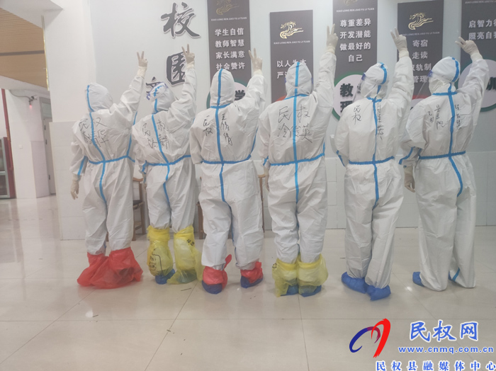 民權(quán)縣衛(wèi)健委機關(guān)黨委書記、黨組成員、副主任孫濤到永城市慰問民權(quán)縣支援永城核酸采樣隊人員