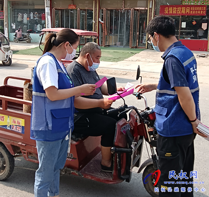 守護(hù)好群眾的錢袋子——民權(quán)縣褚廟鄉(xiāng)開展防養(yǎng)老詐騙宣傳活動(dòng) 守護(hù)好群眾的錢袋子——民權(quán)縣褚廟鄉(xiāng)開展防養(yǎng)老詐騙宣傳活動(dòng)