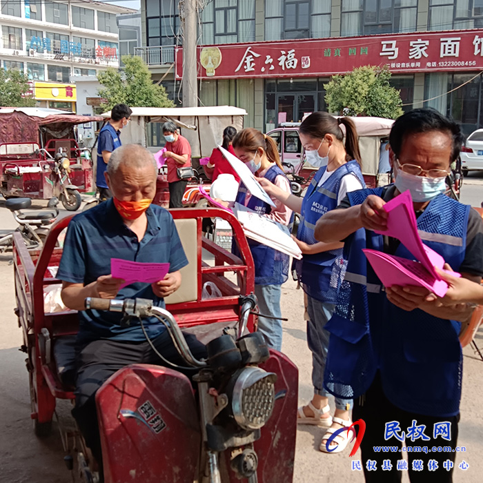 守護(hù)好群眾的錢袋子——民權(quán)縣褚廟鄉(xiāng)開展防養(yǎng)老詐騙宣傳活動(dòng) 守護(hù)好群眾的錢袋子——民權(quán)縣褚廟鄉(xiāng)開展防養(yǎng)老詐騙宣傳活動(dòng)