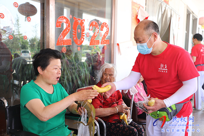 我縣圖書超市到敬老院開展“我們的節(jié)日·端午”慰問演出活動 我縣圖書超市到敬老院開展“我們的節(jié)日·端午”慰問演出活動