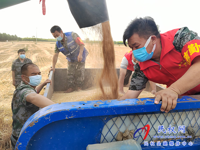 民權(quán)王莊寨鎮(zhèn):“綠紅藍(lán)”三支服務(wù)隊(duì)  奏響“三夏”新樂(lè)章 民權(quán)王莊寨鎮(zhèn):“綠紅藍(lán)”三支服務(wù)隊(duì)  奏響“三夏”新樂(lè)章