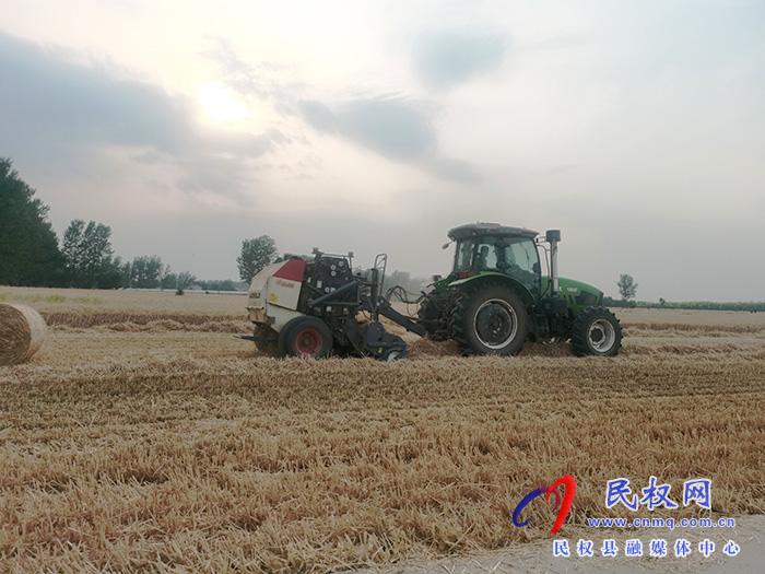 王莊寨鎮(zhèn):小麥秸稈回收變廢為寶 王莊寨鎮(zhèn):小麥秸稈回收變廢為寶