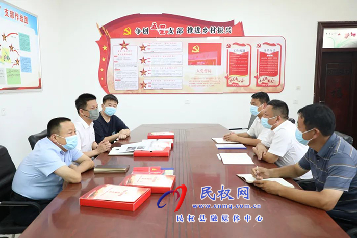 縣委常委、縣紀(jì)委書記、縣監(jiān)委主任冉燃到人和鎮(zhèn)西屯村調(diào)研督導(dǎo)“五星”支部創(chuàng)建工作