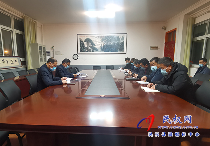 縣委常委、宣傳部長(zhǎng)、副縣長(zhǎng)畢道喜夜查學(xué)校疫情防控工作