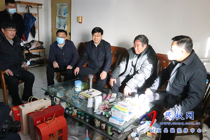 市人大常委會(huì)副主任、縣委書記張團(tuán)結(jié)走訪慰問離退休老干部