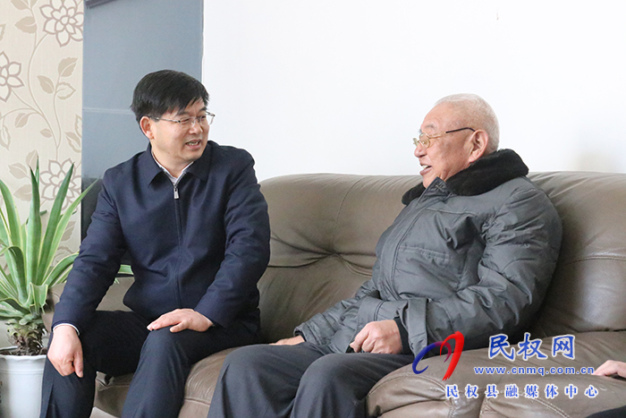 市人大常委會(huì)副主任、縣委書記張團(tuán)結(jié)走訪慰問離退休老干部