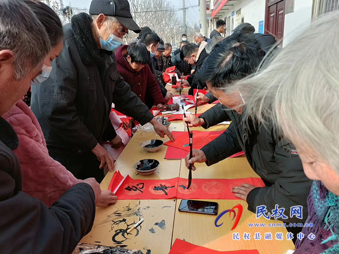 野崗鎮(zhèn)組織全鎮(zhèn)書法愛好者集中開展“踐行二十大、奮進(jìn)新征程”——2023義寫春聯(lián)活動(dòng)