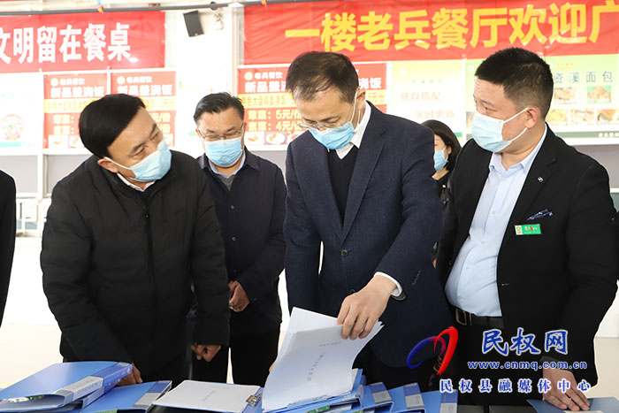 副市長(zhǎng)袁道強(qiáng)蒞民調(diào)研督導(dǎo)食品安全“兩個(gè)責(zé)任”落實(shí)情況 副市長(zhǎng)袁道強(qiáng)蒞民調(diào)研督導(dǎo)食品安全“兩個(gè)責(zé)任”落實(shí)情況