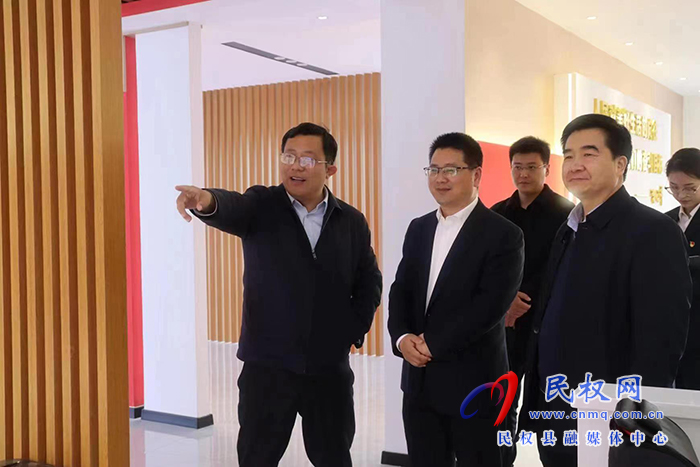 河南日報駐商丘站站長李鳳虎、市委政研室副主任祝傳軍等一行到南華街道辦事處調(diào)研